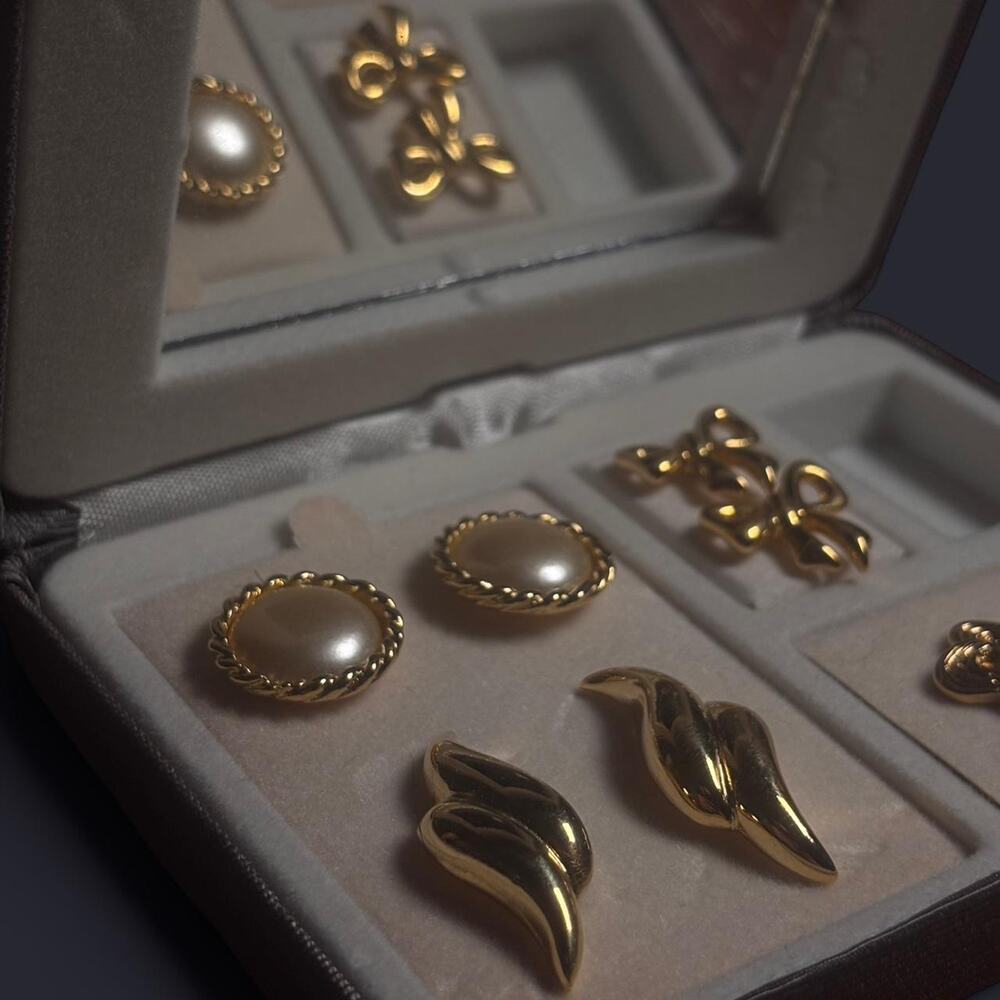 Gold tone vintage 80s earrings